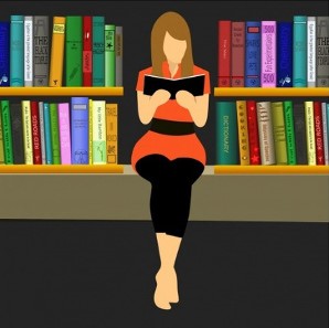 piirroskuva, nainen lukee kirjahyllyjen välissä
